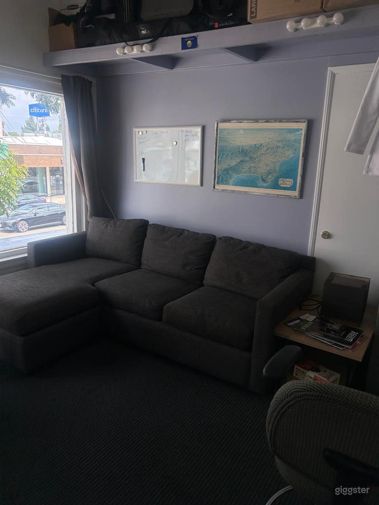  Office facing Ventura Blvd- perfect for photo and video shoots, team meetings and more. 