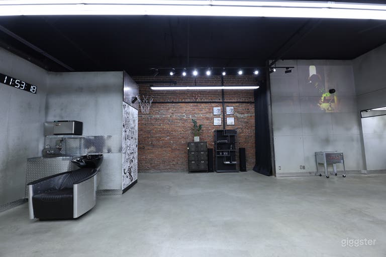  Stylish lounge with creative studio vibes 