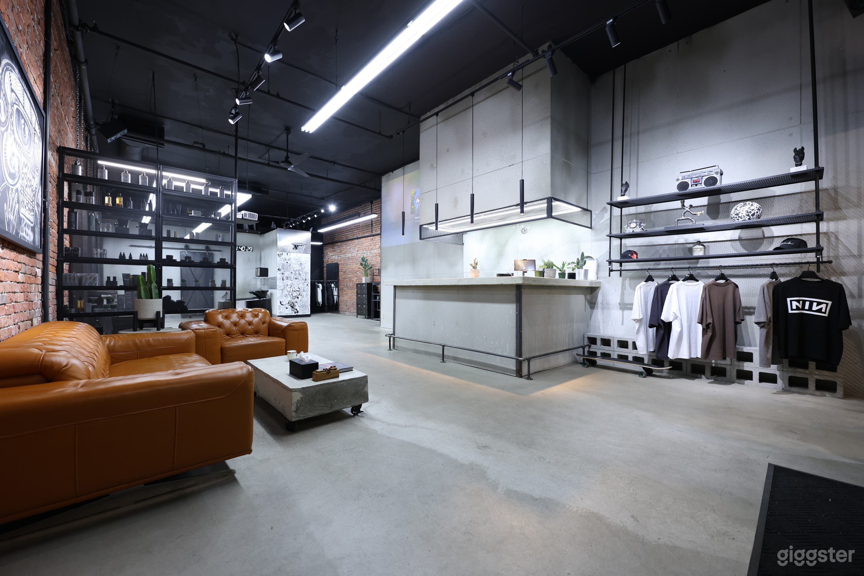 Stylish lounge with creative studio vibes Photo 3