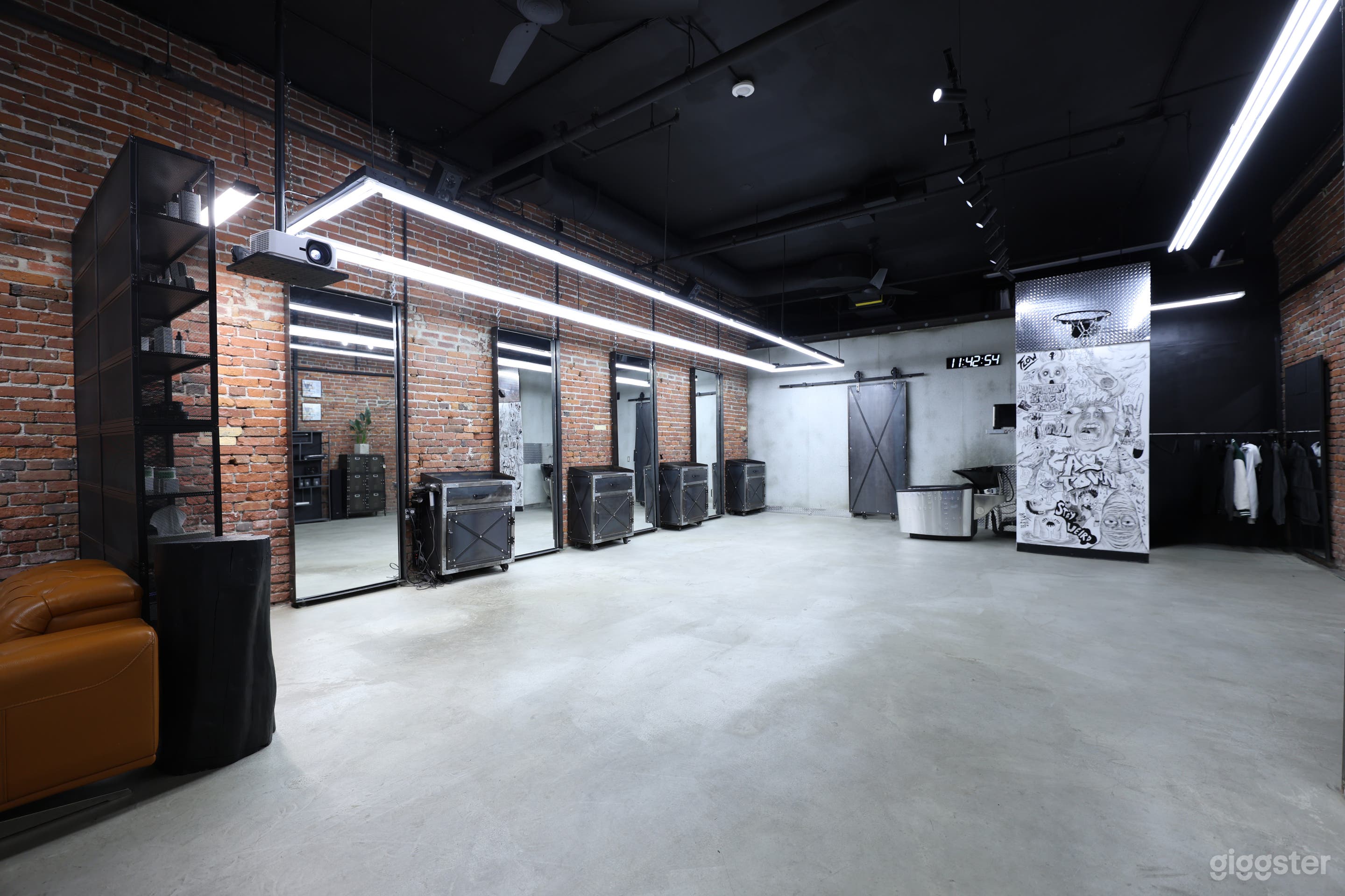 Stylish lounge with creative studio vibes Photo 2