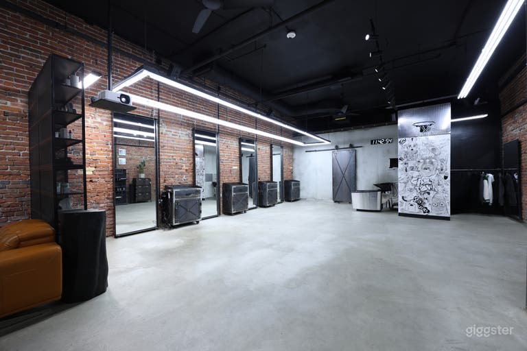  Stylish lounge with creative studio vibes 