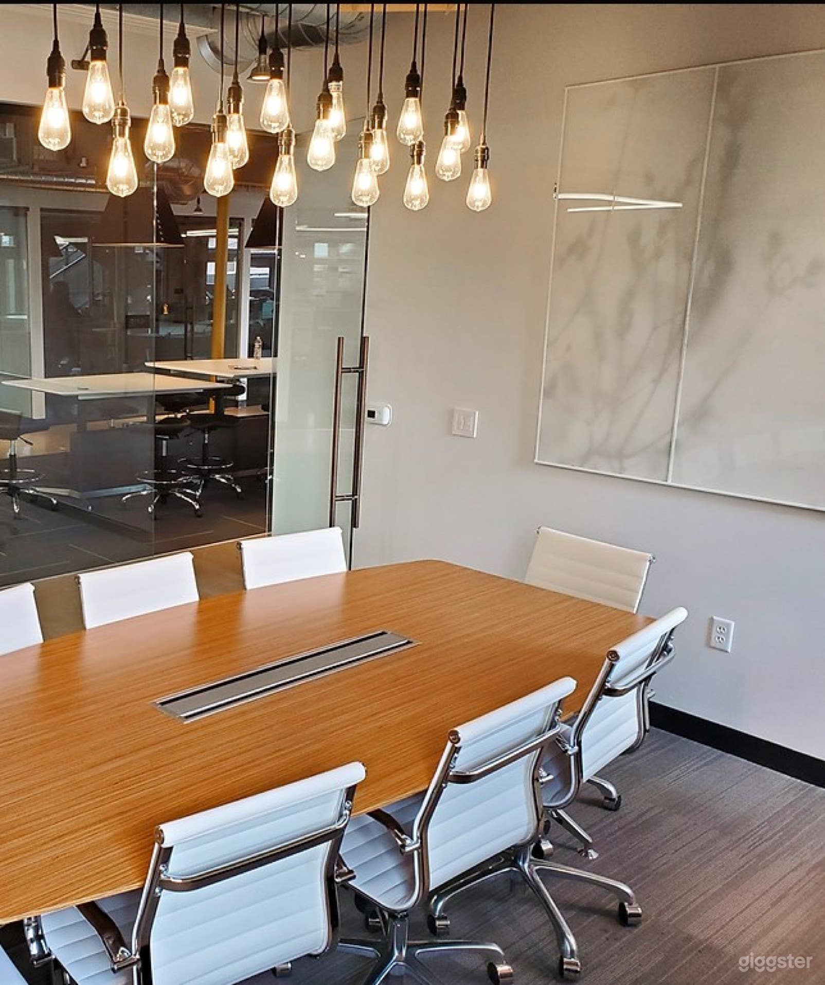 Intimate Meeting Haven For Up to 8 Guests Photo 2