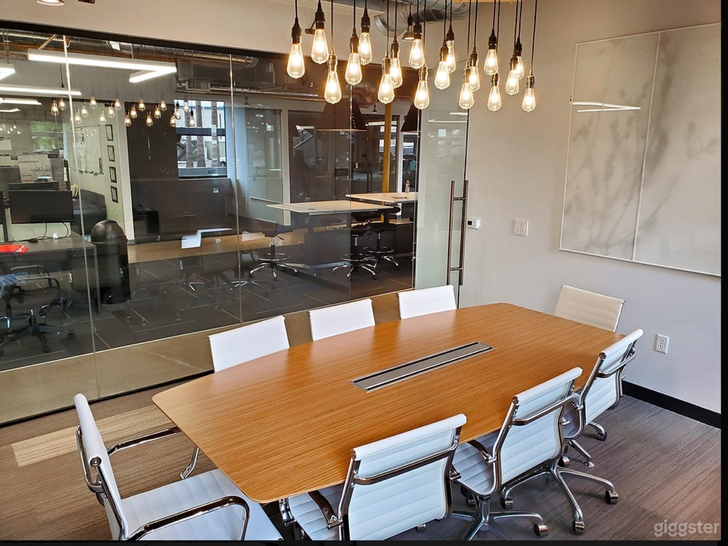 Intimate Meeting Haven For Up to 8 Guests Photo 3