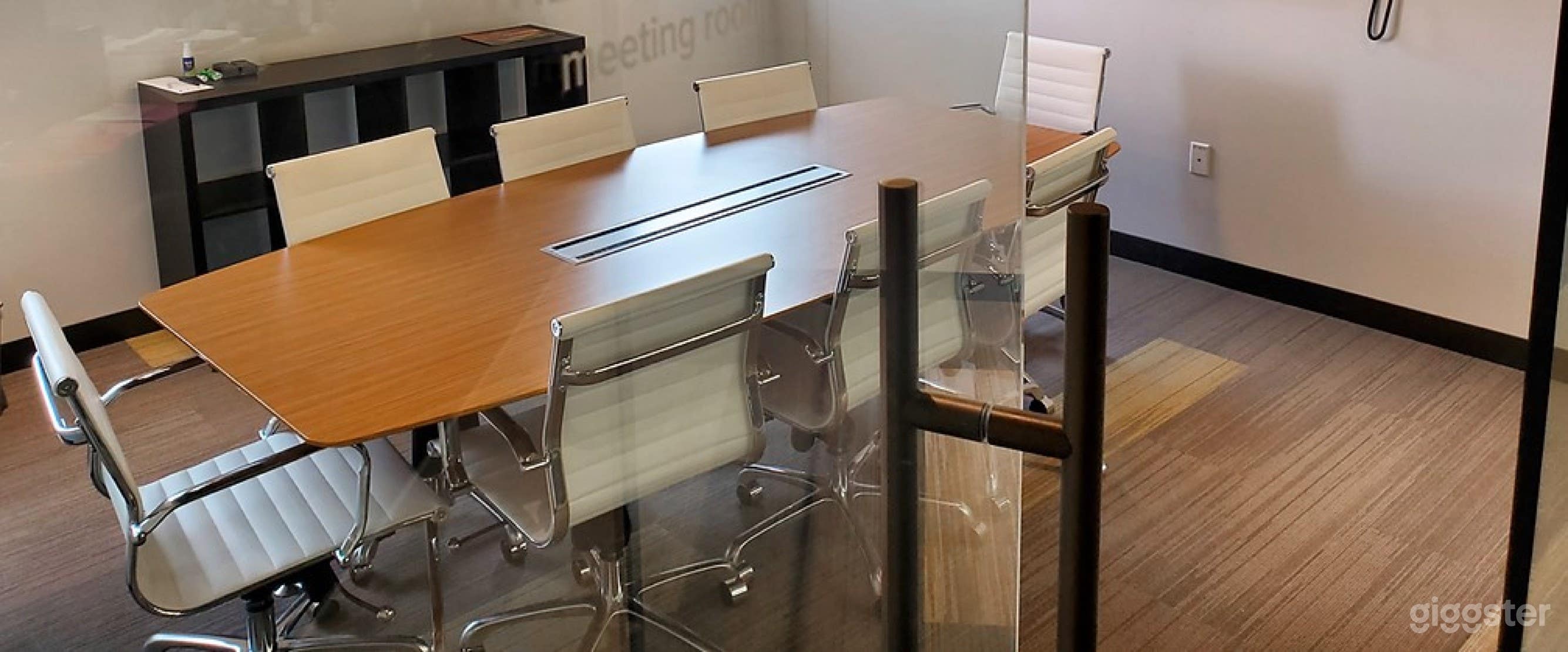 Intimate Meeting Haven For Up to 8 Guests Photo 4