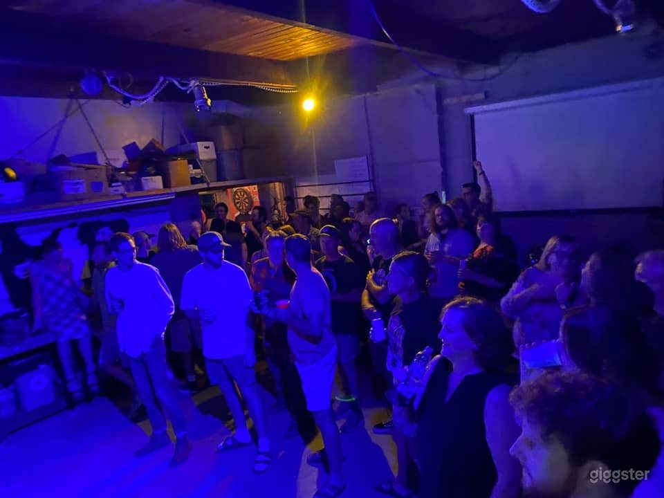 Small Garage perfect for a Private Party Photo 2