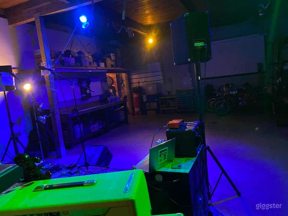 Small Garage perfect for a Private Party Photo 3