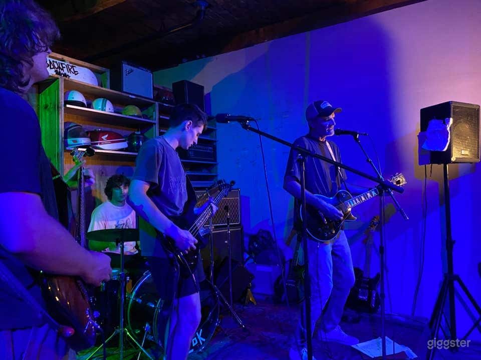 Small Garage perfect for a Private Party Photo 4