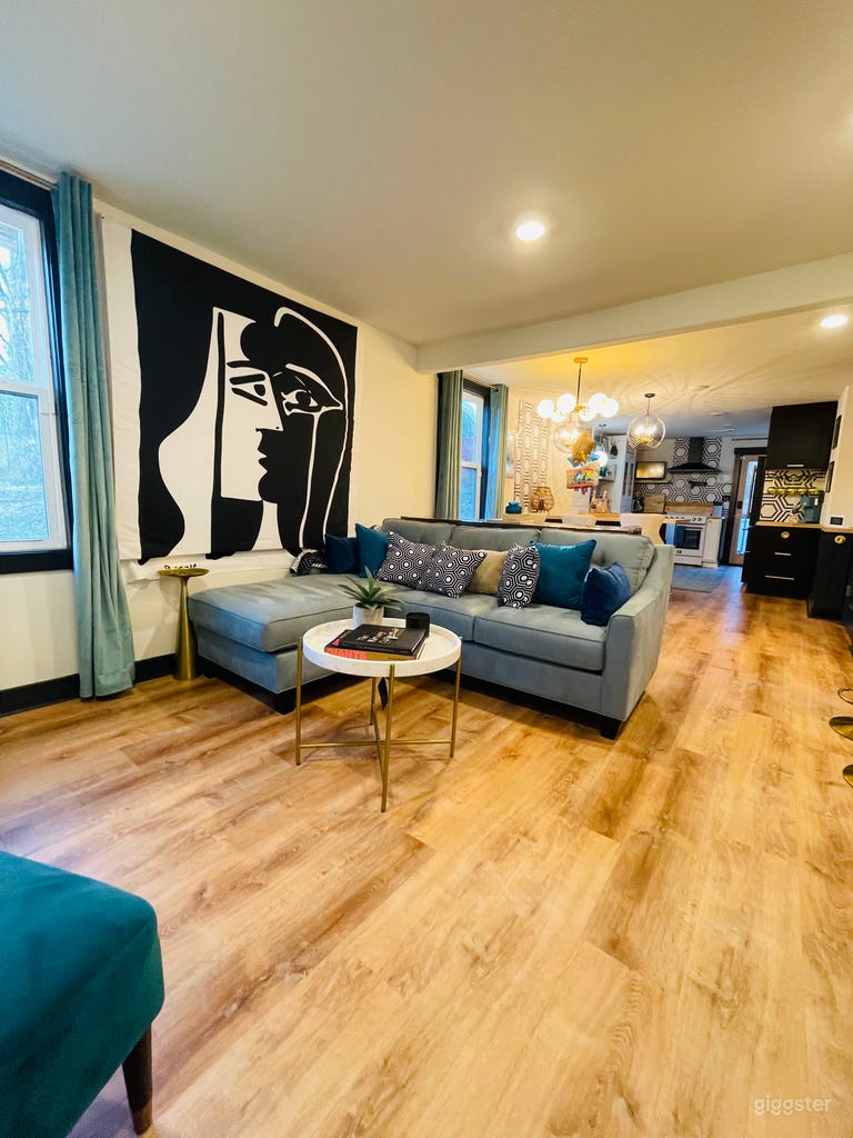  LoveJones Bungalow - RV, Semi, 20+car parking  