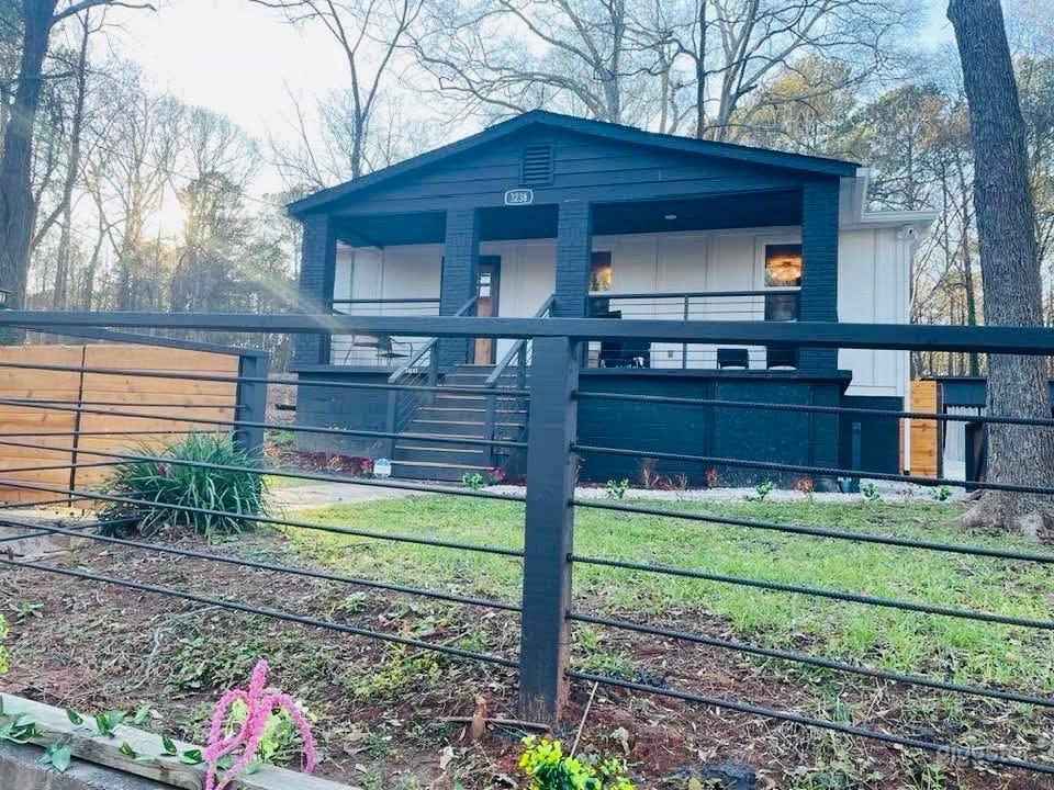 LoveJones Bungalow - RV, Semi, 20+car parking  Photo 1