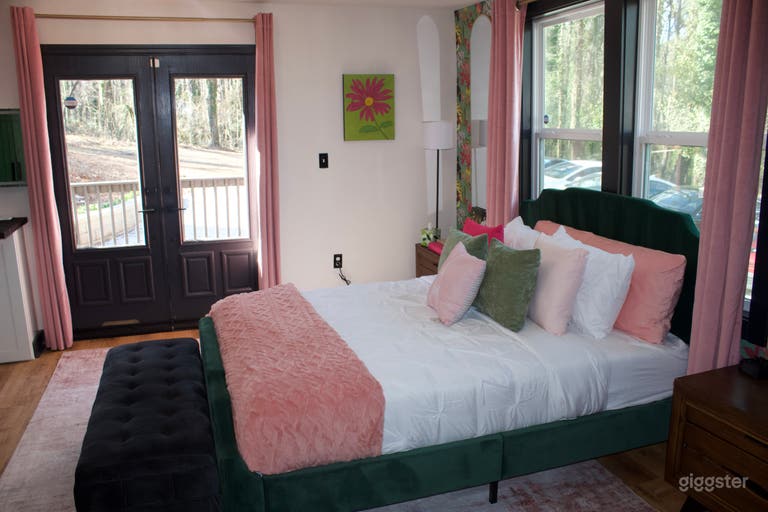  LoveJones Bungalow - RV, Semi, 20+car parking  