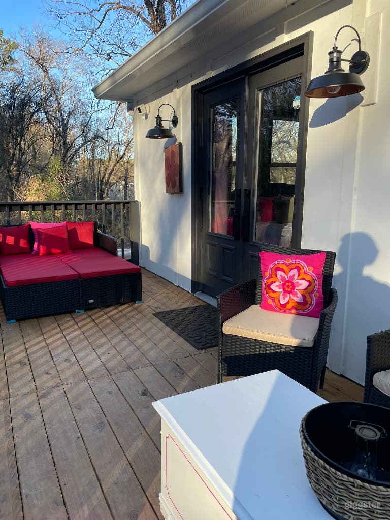  LoveJones Bungalow - RV, Semi, 20+car parking  