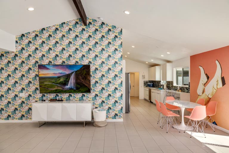  Open floor plan, large flat screen TV 