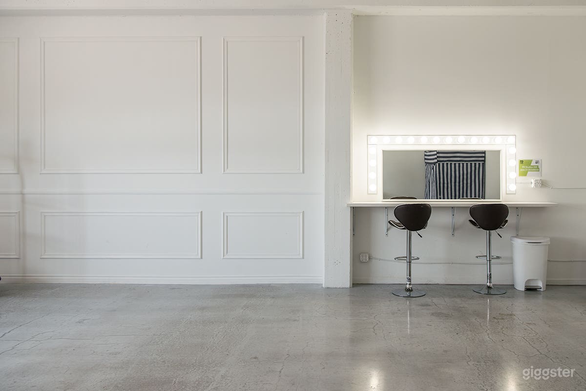 Studio with Pink Walls and Piano Photo 4