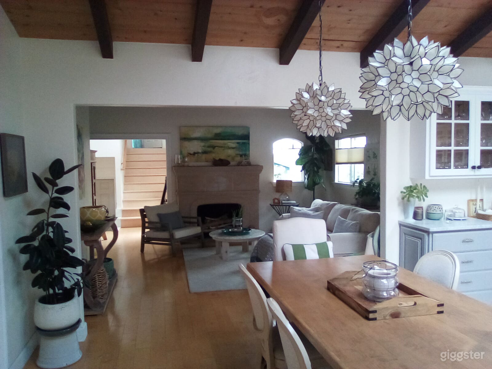 Cottage style home in seaside town. Photo 3