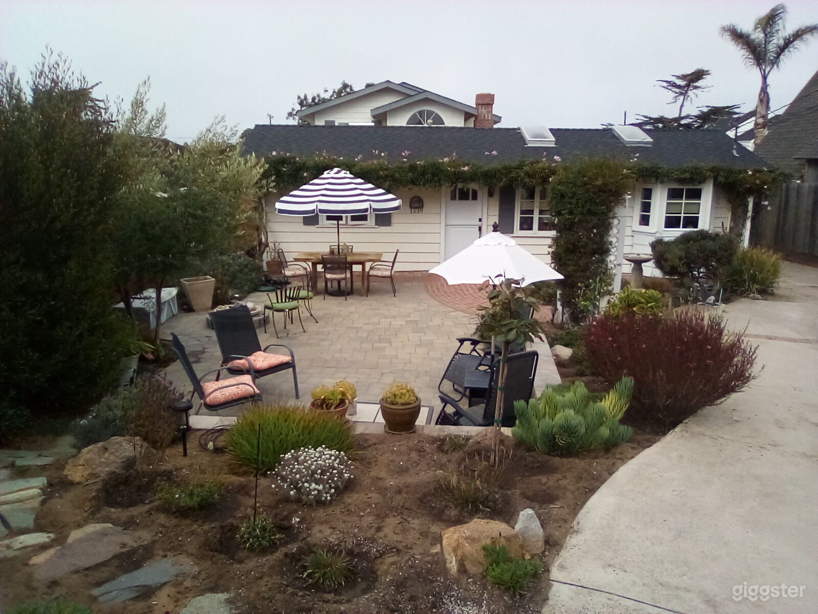 Cottage style home in seaside town. Photo 4