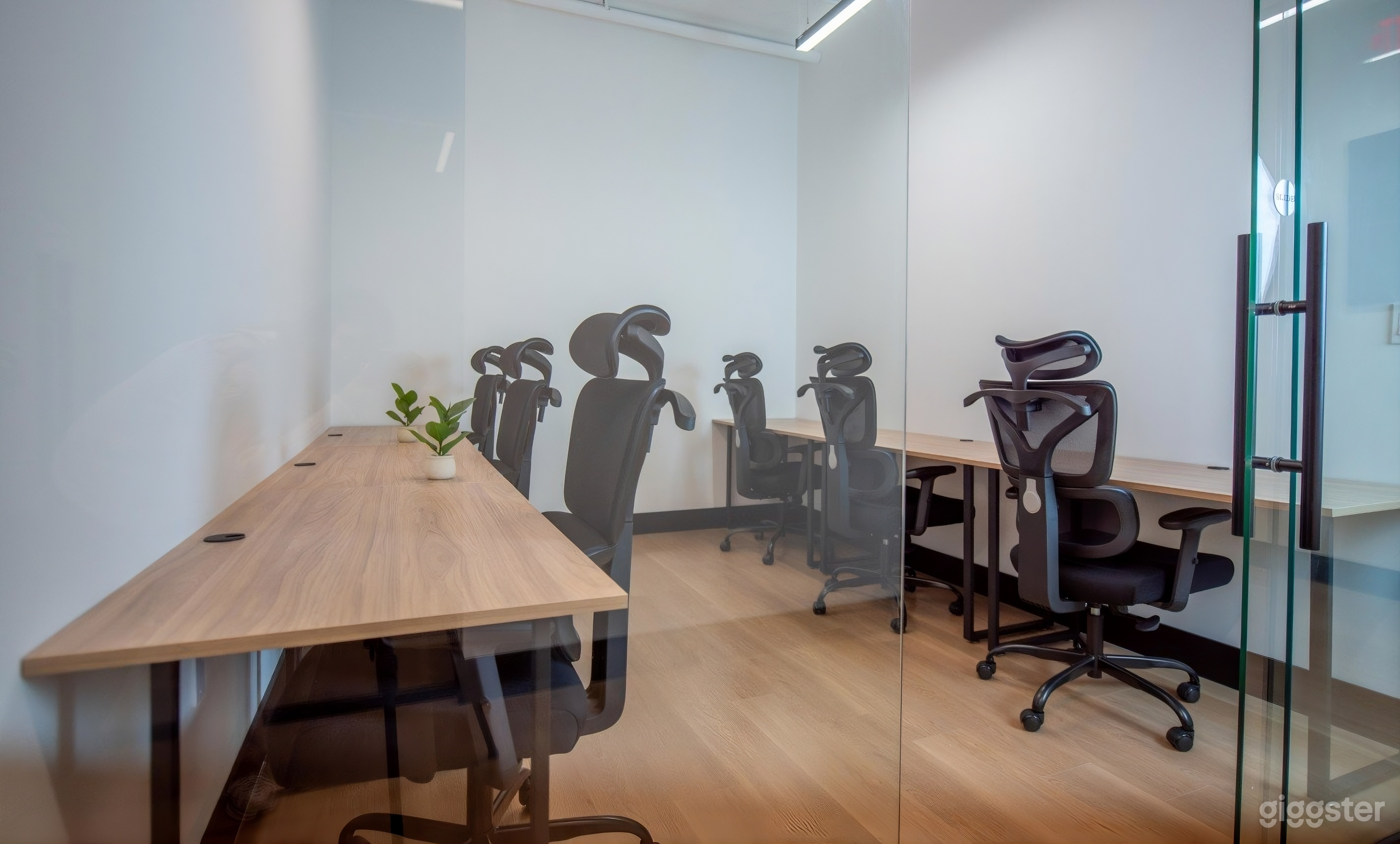 Day Office for 6 People in Miami Photo 2