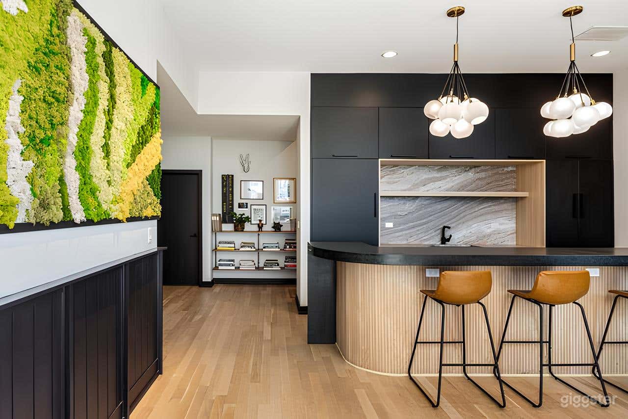 Rooftop Space with Panoramic City Views Photo 3