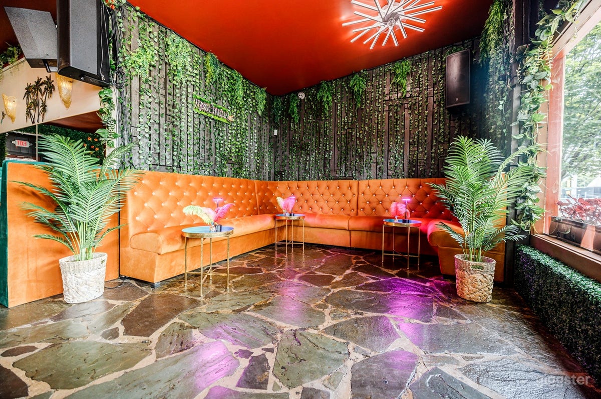 Restaurant Location with Bar, Dining Room &amp; Courtyard Photo 4