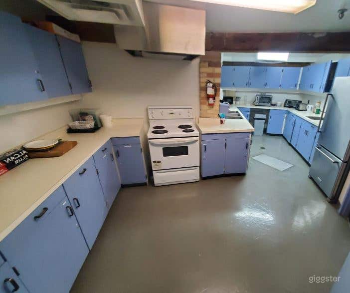  KITCHEN SPACE FOR 5-8 PEOPLE 