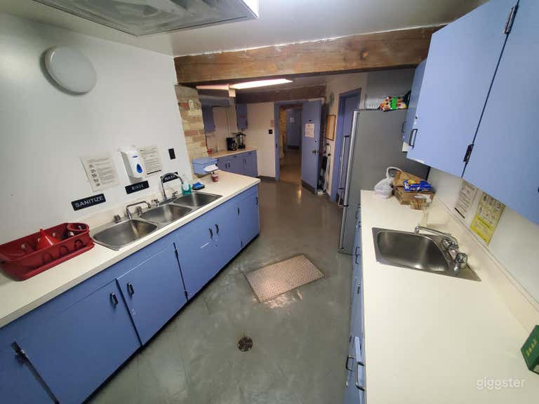  KITCHEN SPACE FOR 5-8 PEOPLE 
