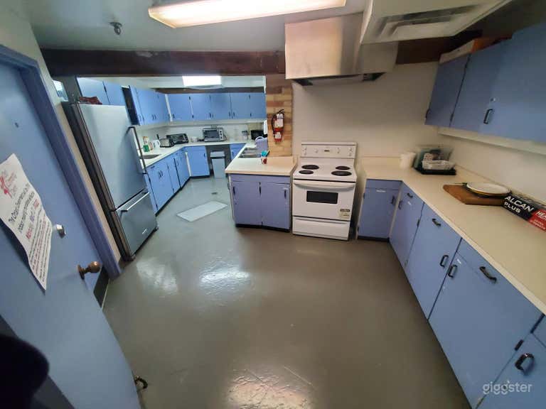  KITCHEN SPACE FOR 5-8 PEOPLE 