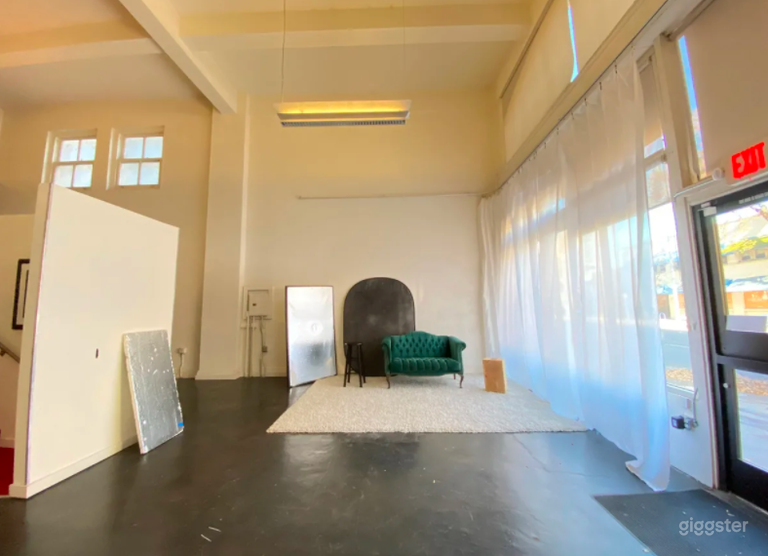  Natural Light Studio 