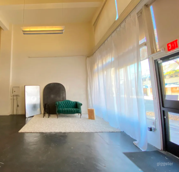  Natural Light Studio 