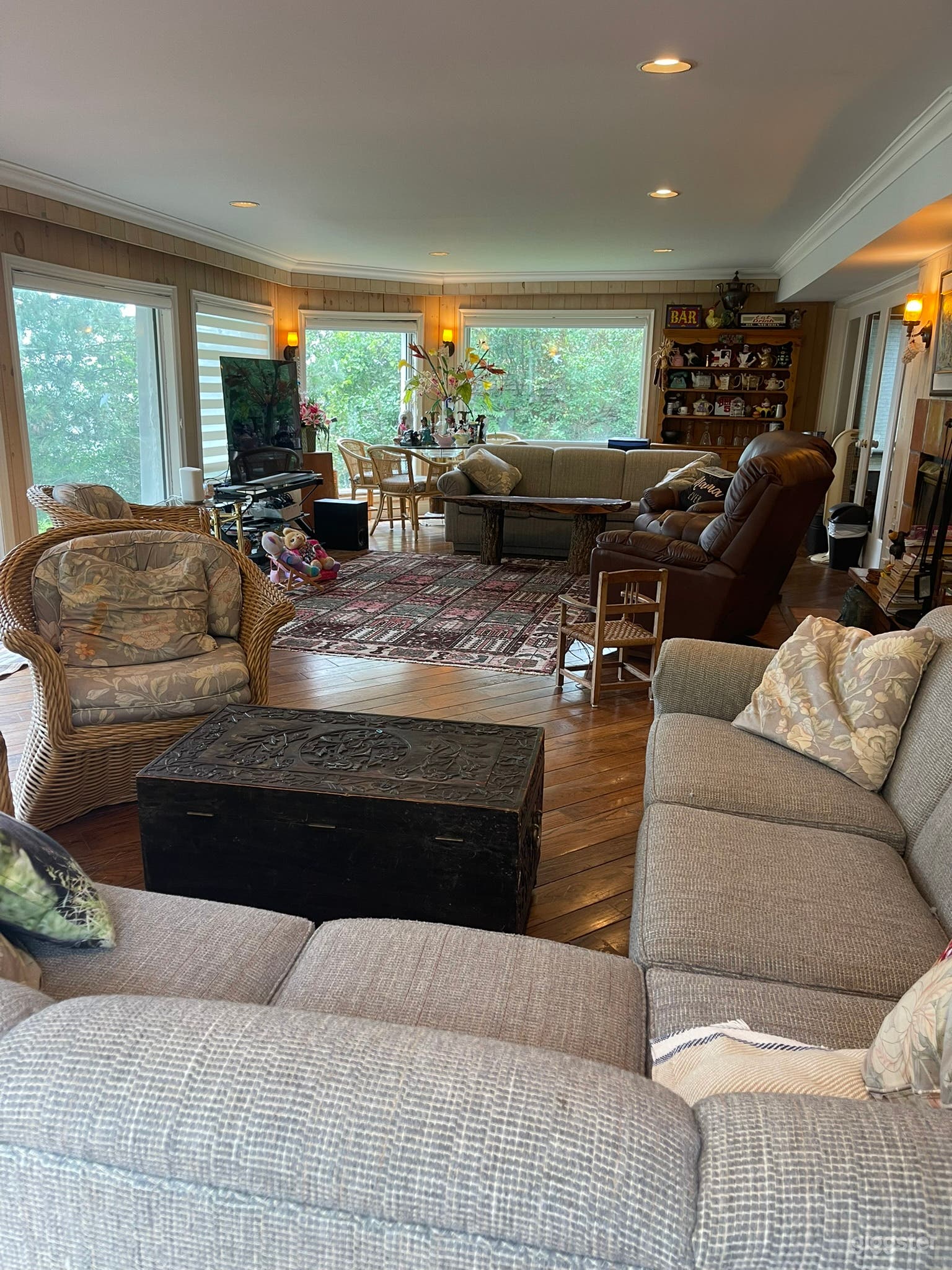 Luxurious and Charming Lakefront Cottage Photo 1