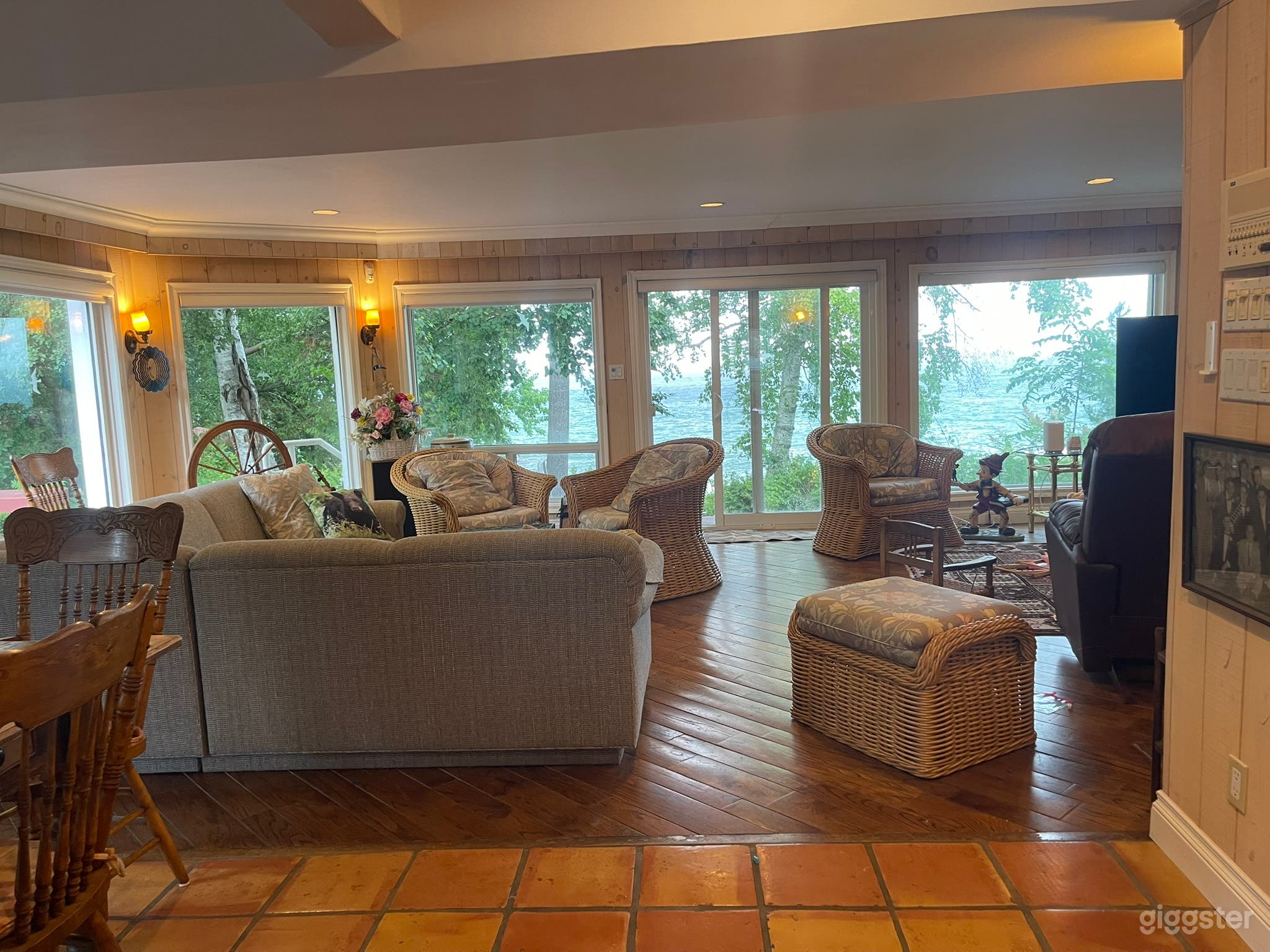 Luxurious and Charming Lakefront Cottage Photo 3