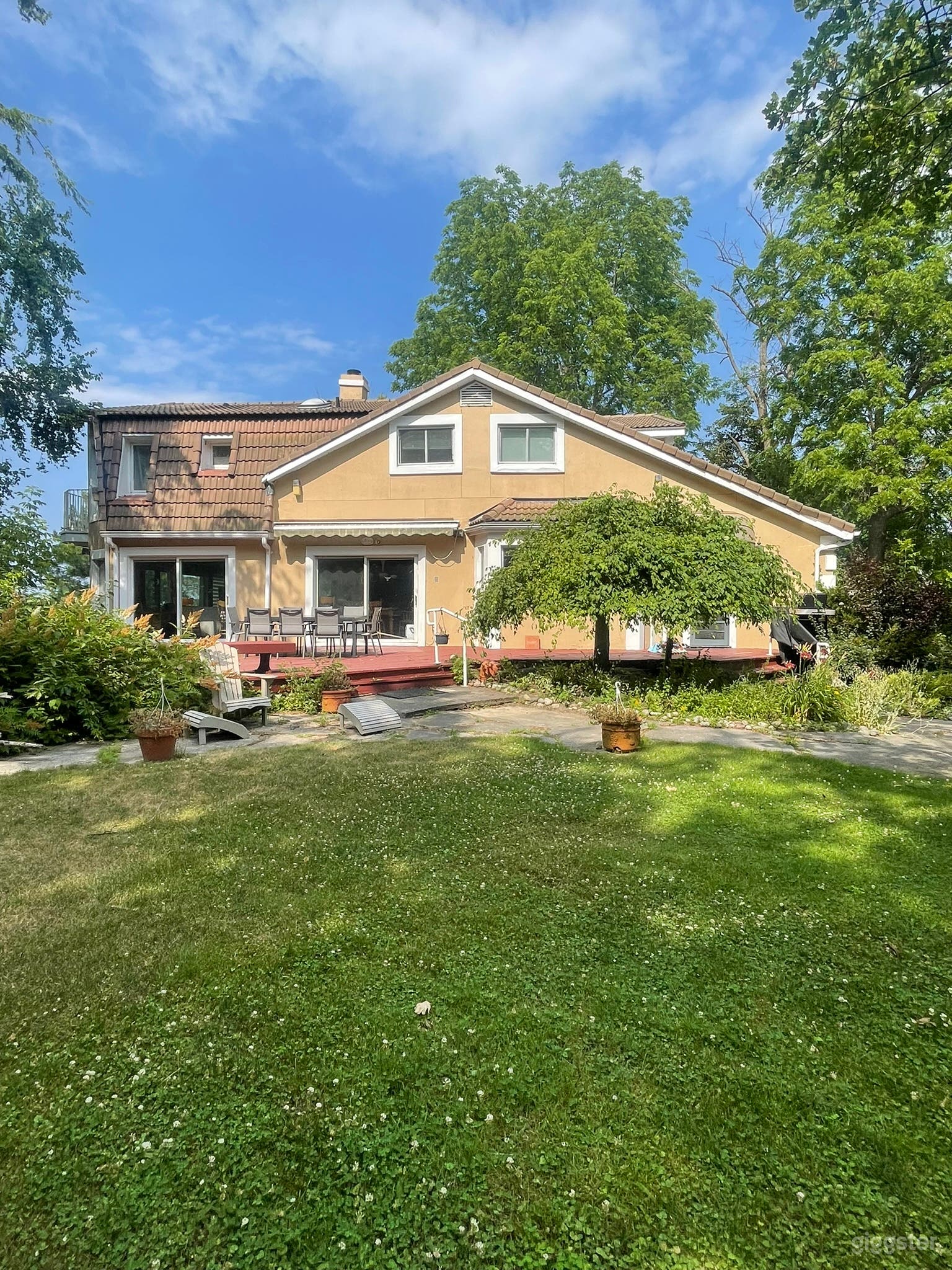 Luxurious and Charming Lakefront Cottage Photo 2