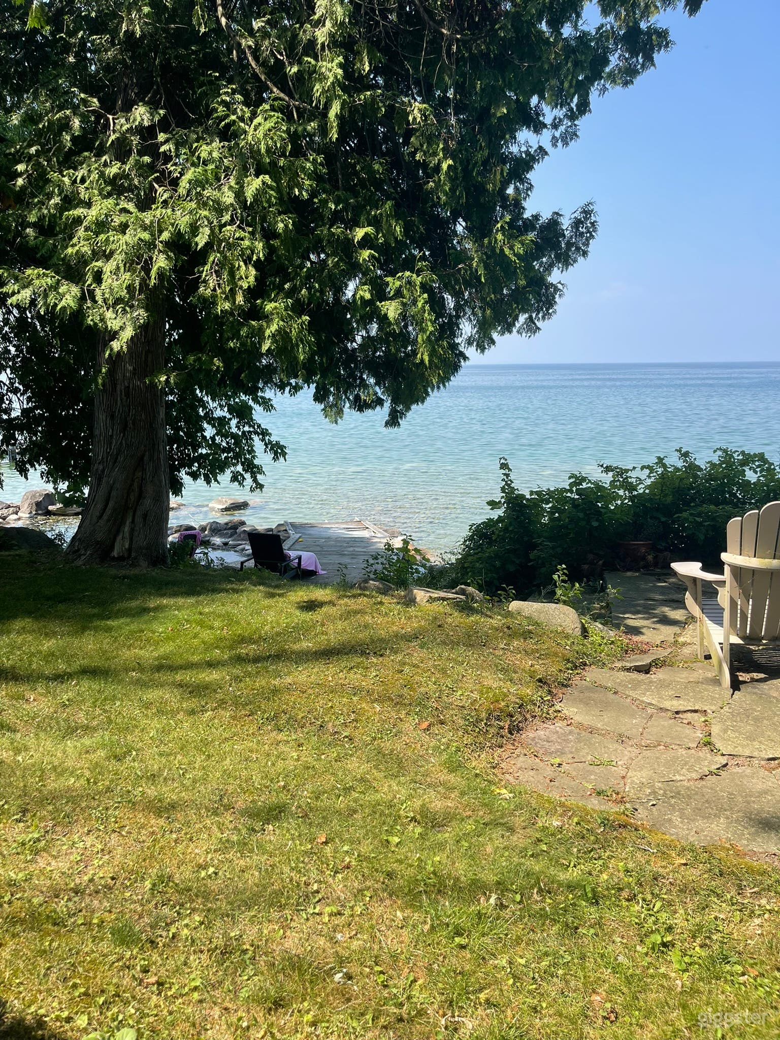 Luxurious and Charming Lakefront Cottage Photo 4