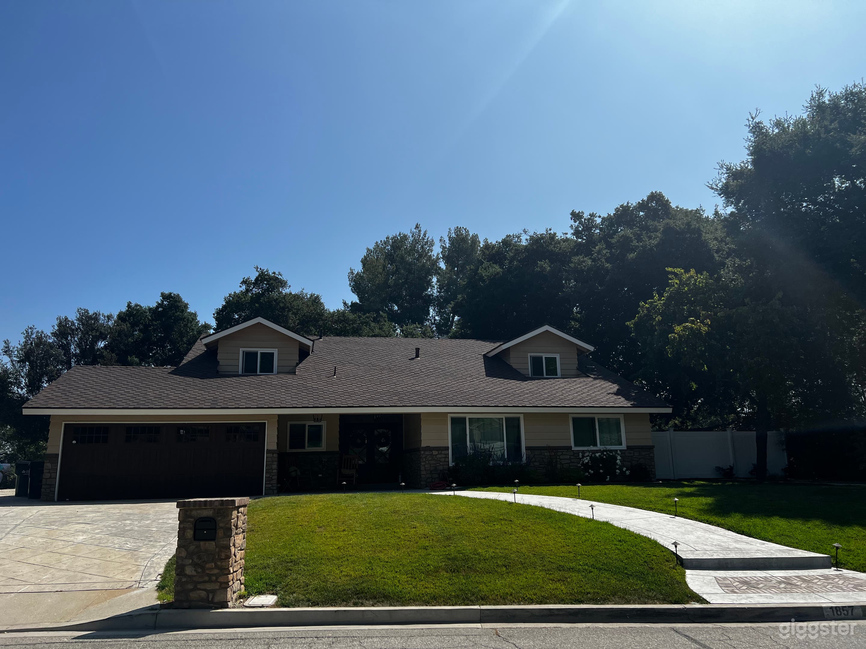 Ranch style home, large, beautiful backyard. Photo 4