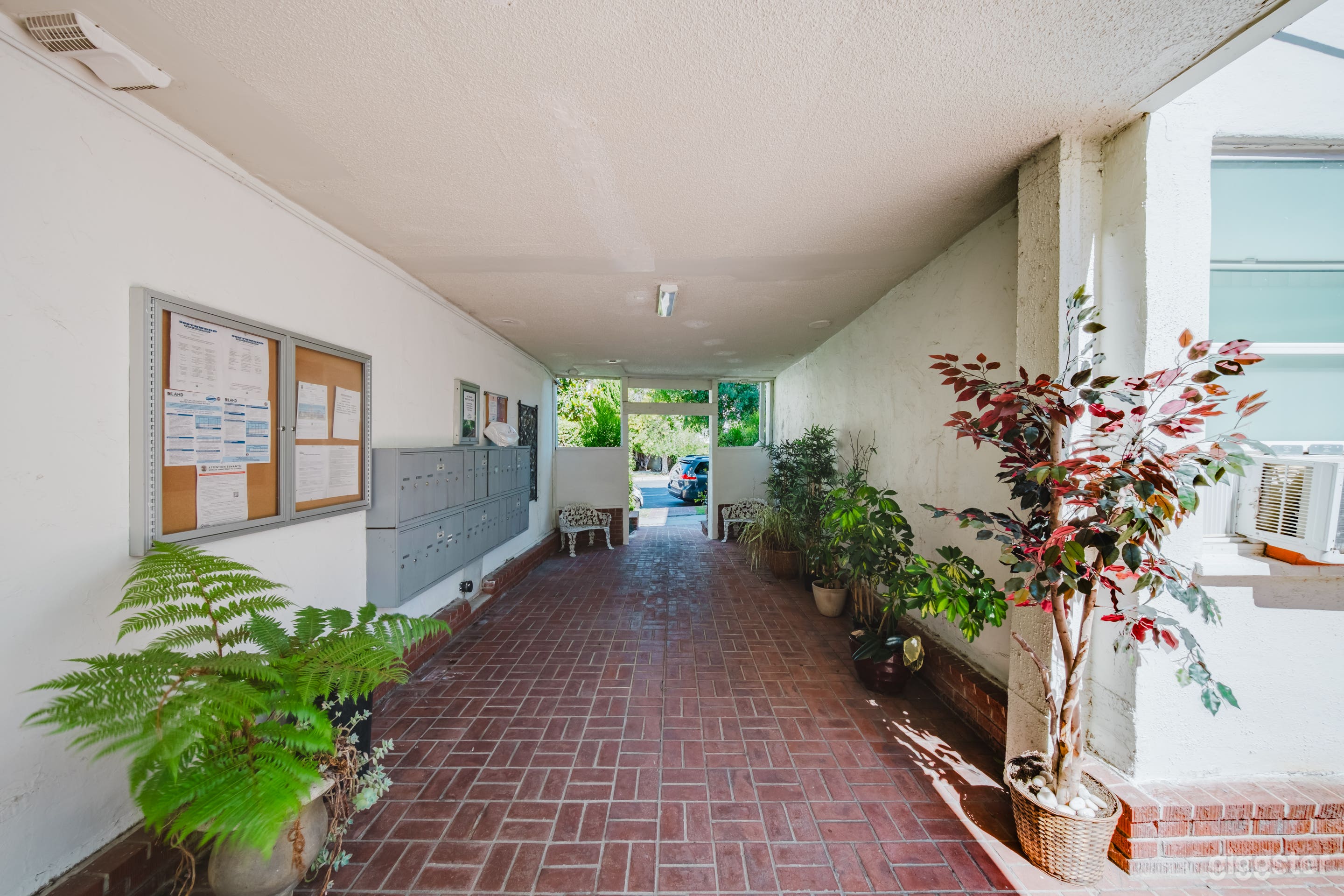 CORNER COURT DUPLEX, SKYLINE & CRESCENT ENTRY Photo 3