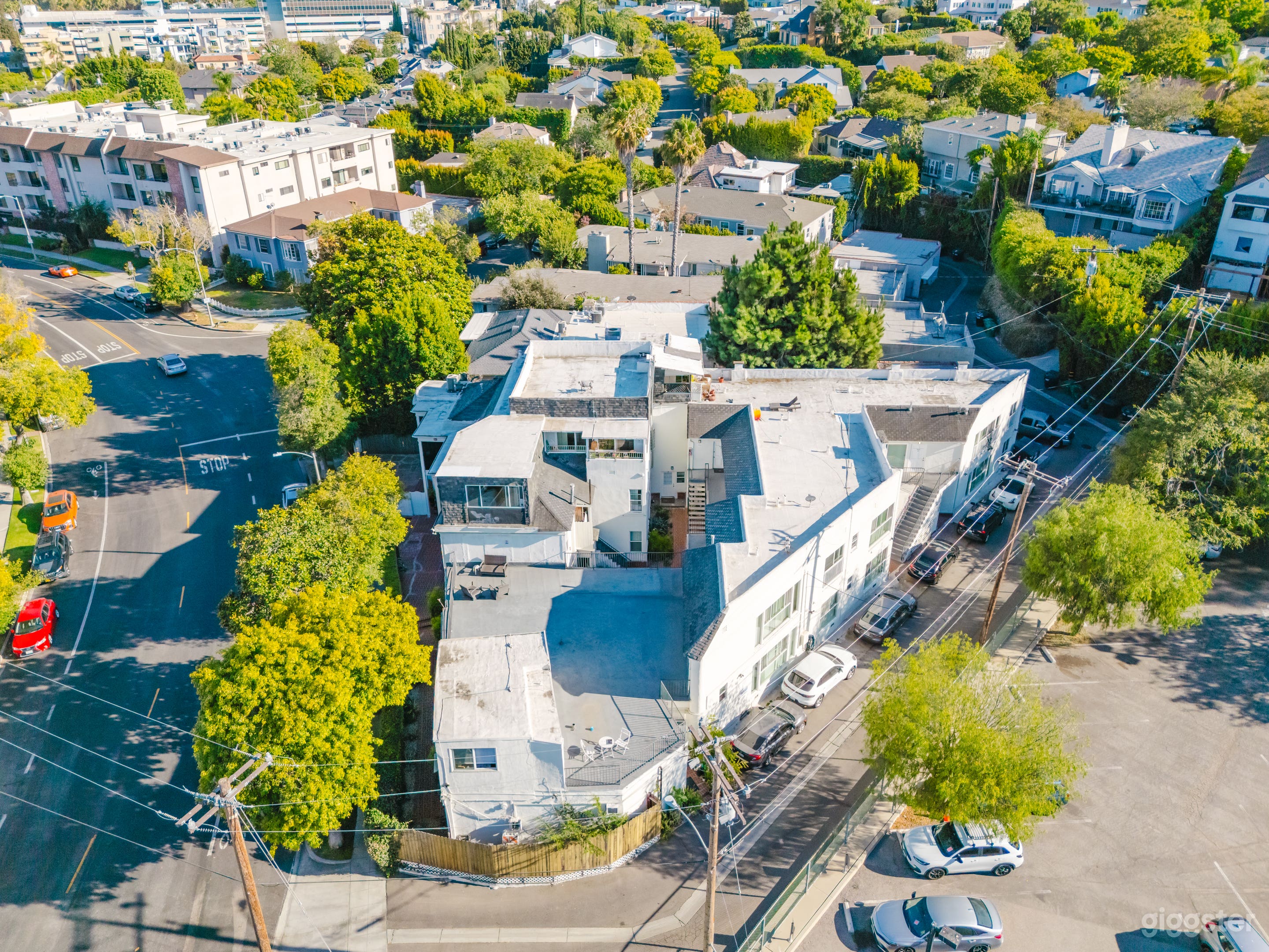 CORNER COURT DUPLEX, SKYLINE & CRESCENT ENTRY Photo 2