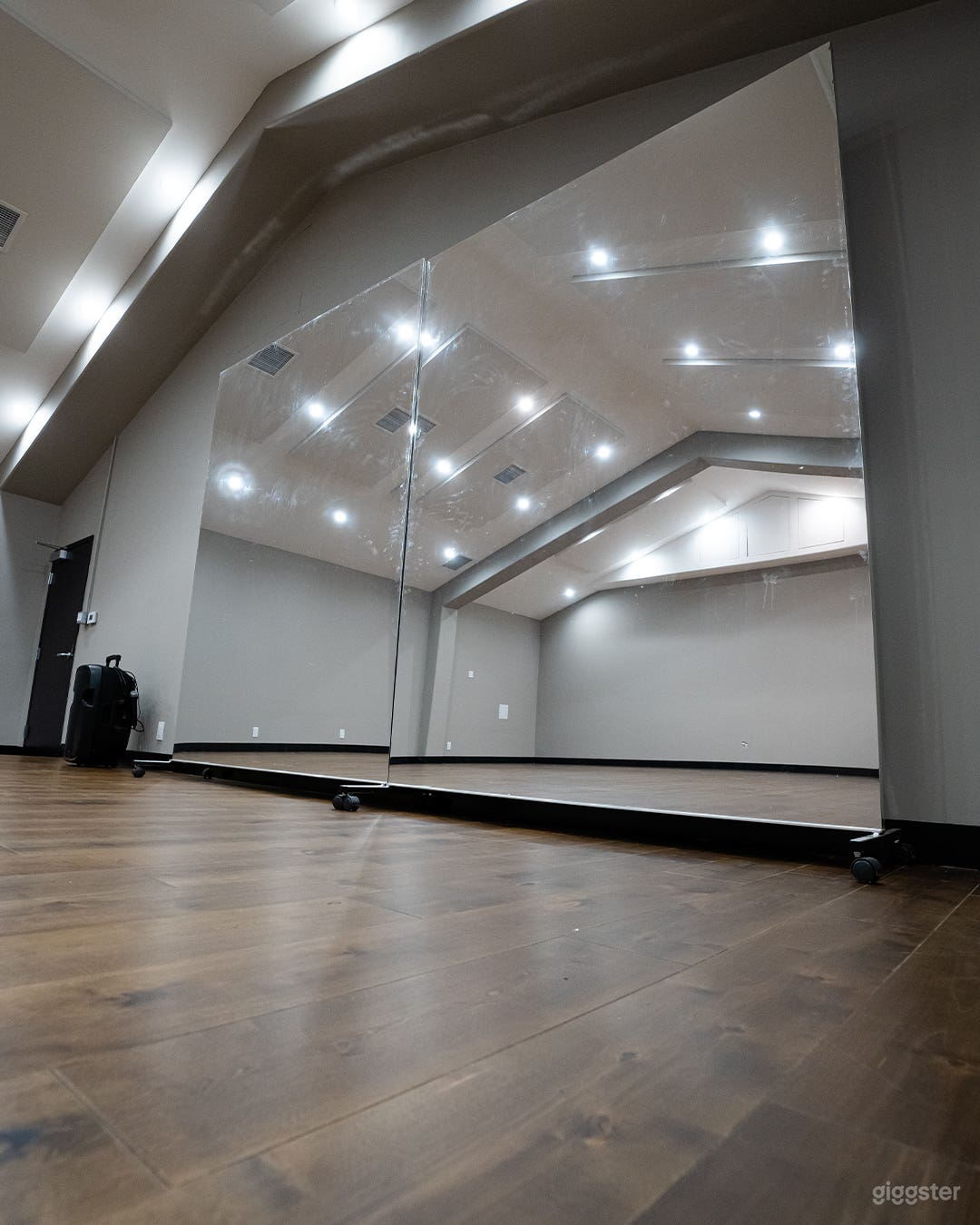 DANCE STUDIO WITH SPRUNG FLOORS  Photo 3