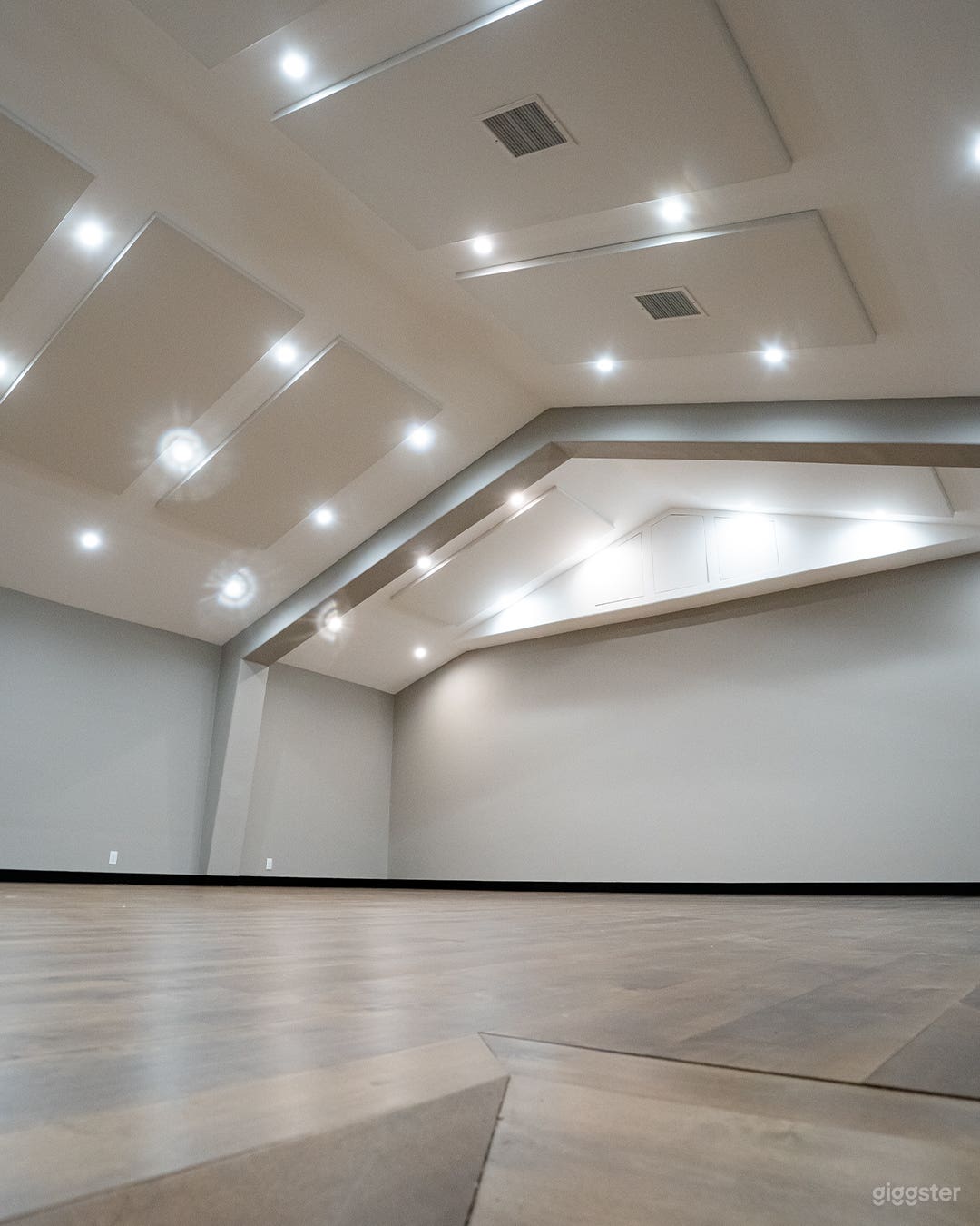 DANCE STUDIO WITH SPRUNG FLOORS  Photo 1