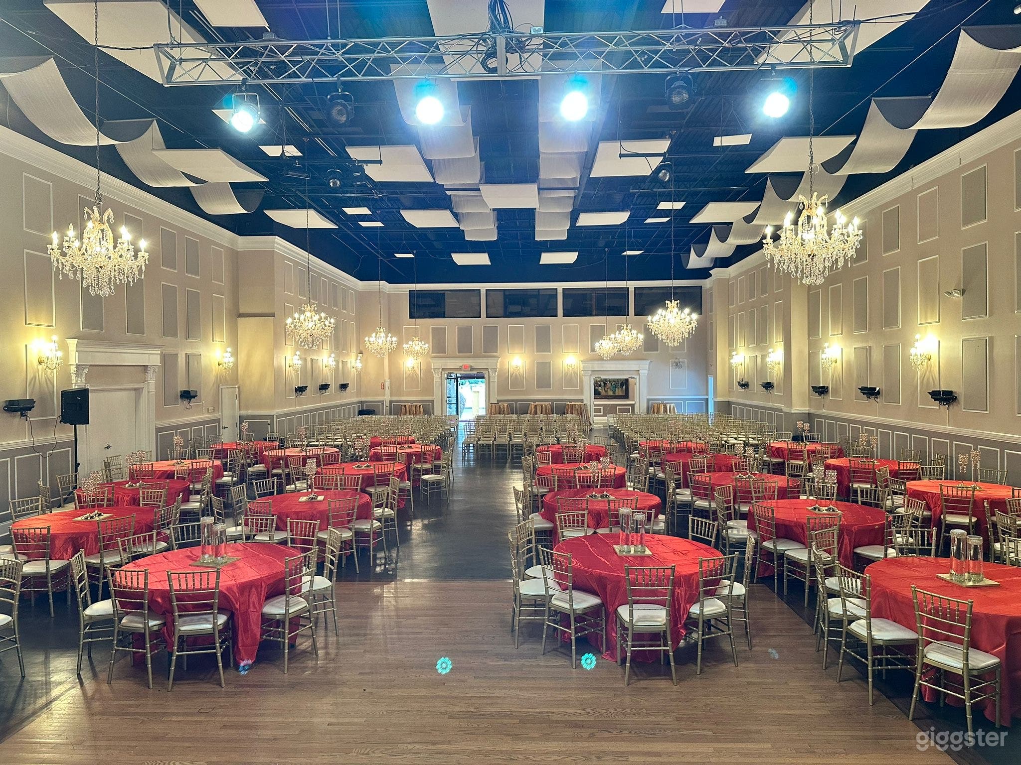 Large Banquet Hall for 150 to 700 Guests