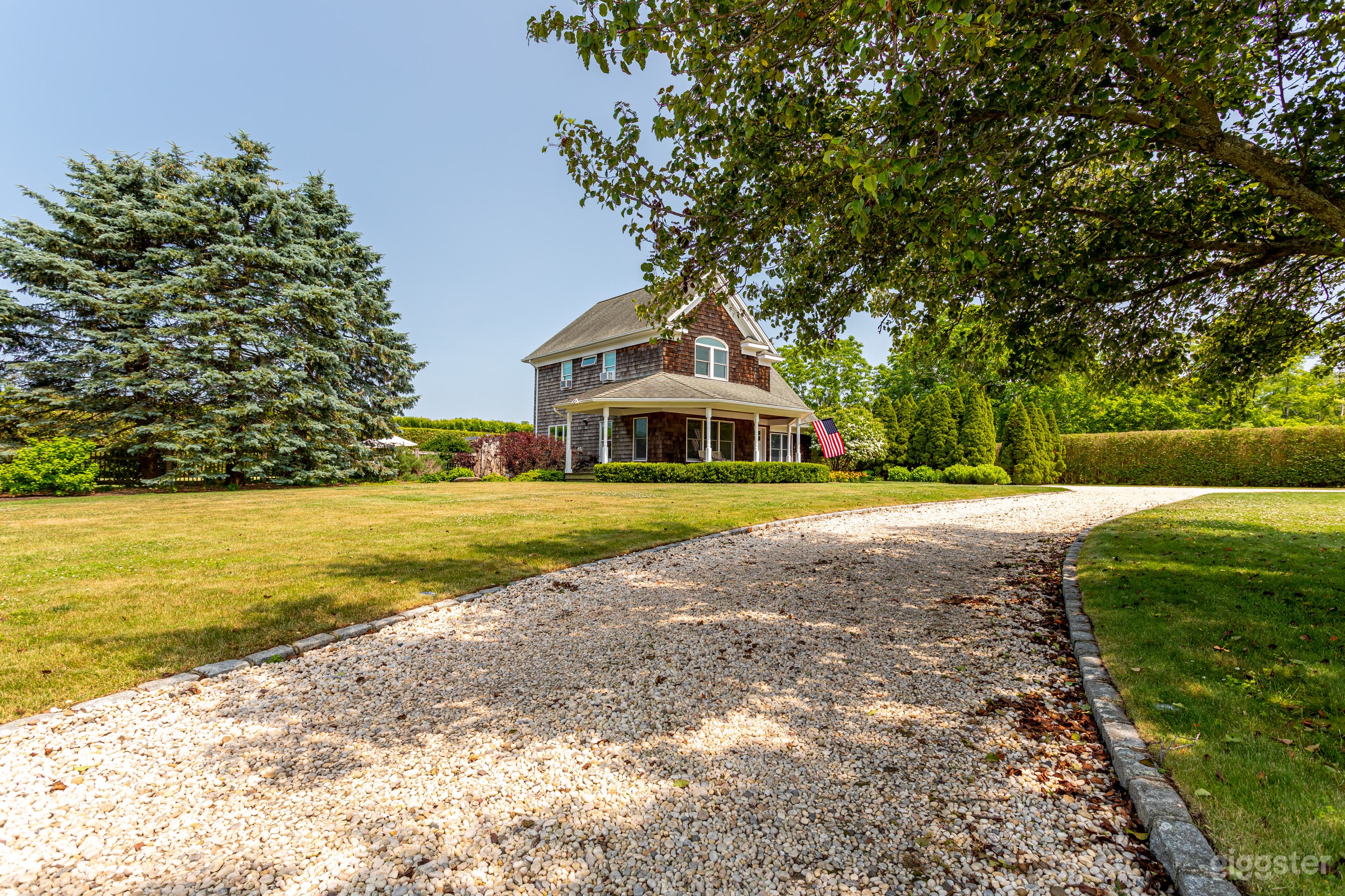 Stunning farmhouse near beach, farm stand, winery  Photo 3