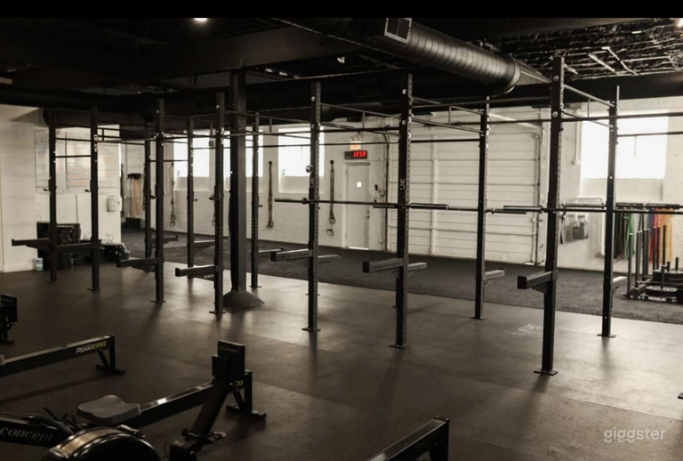  Palestra Fitness Industriale con Area Lounge Esterna 