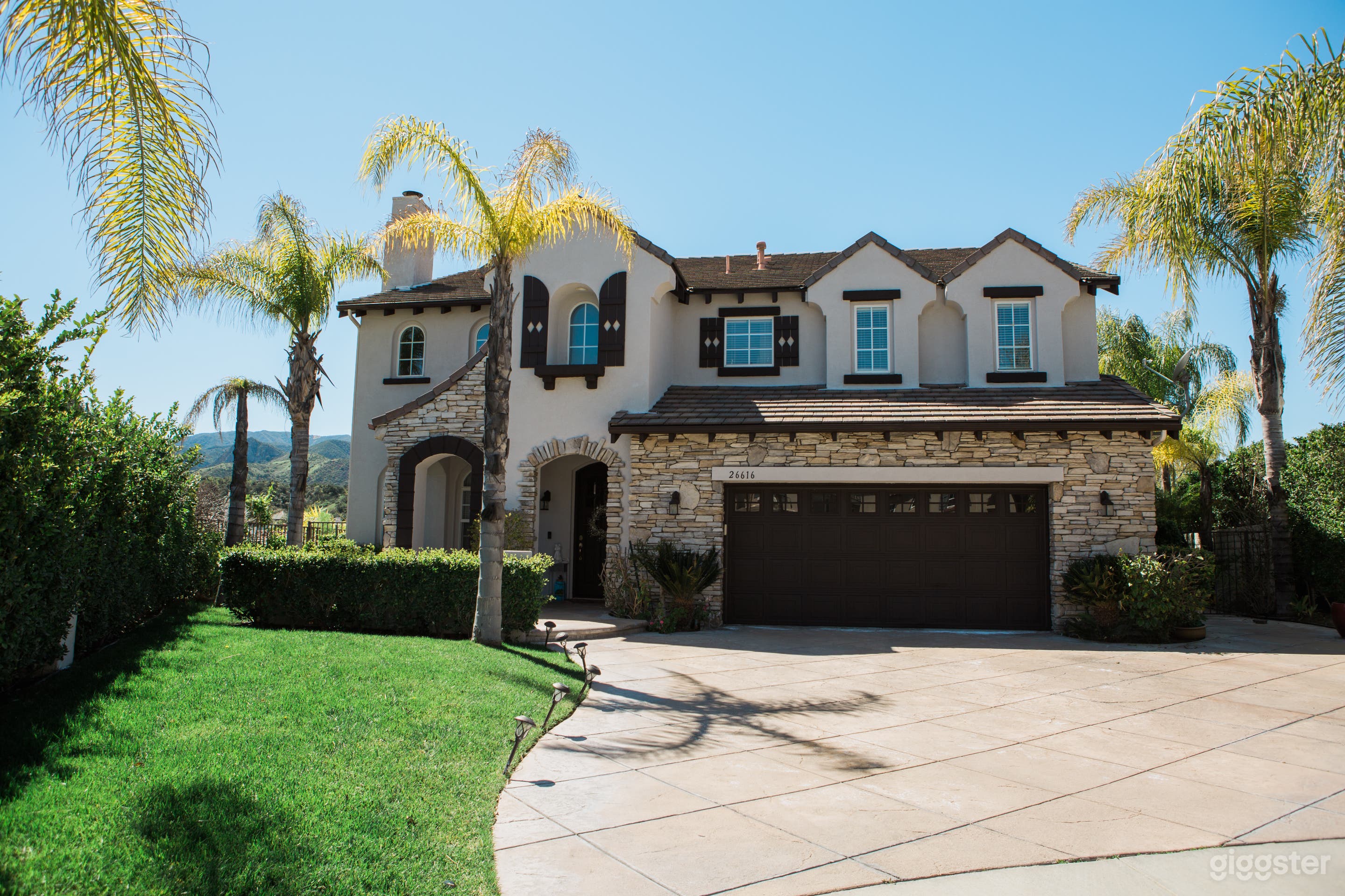 Spacious Modern House w/ Massive Yard (cul-de-sac) Photo 1