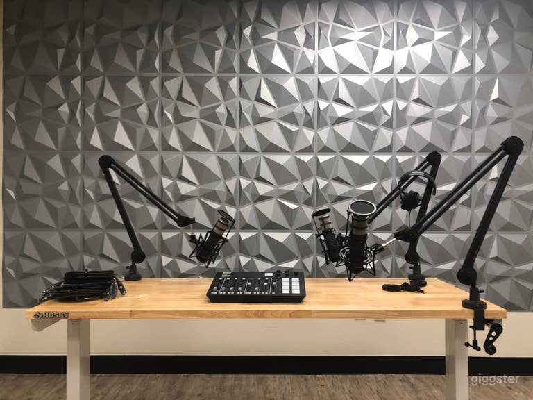  Podcast Recording Studio 
