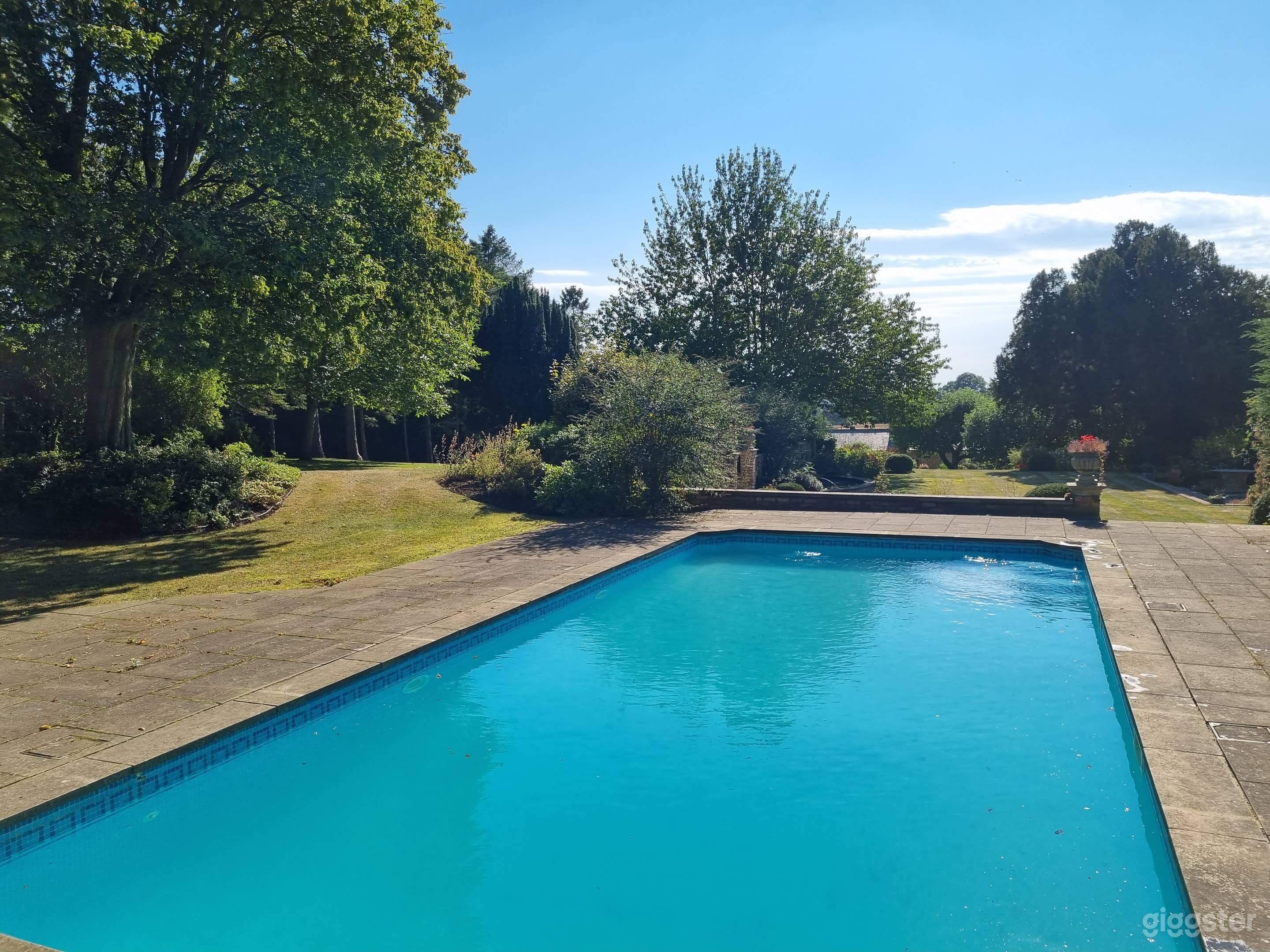 Outdoor pool, hot tub and pool house Photo 2