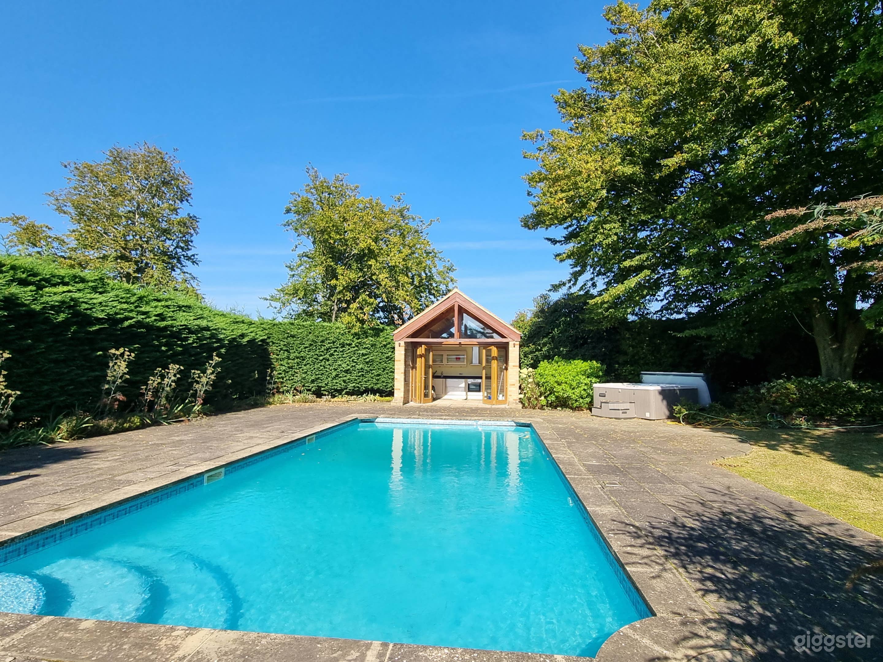 Outdoor pool, hot tub and pool house Photo 4