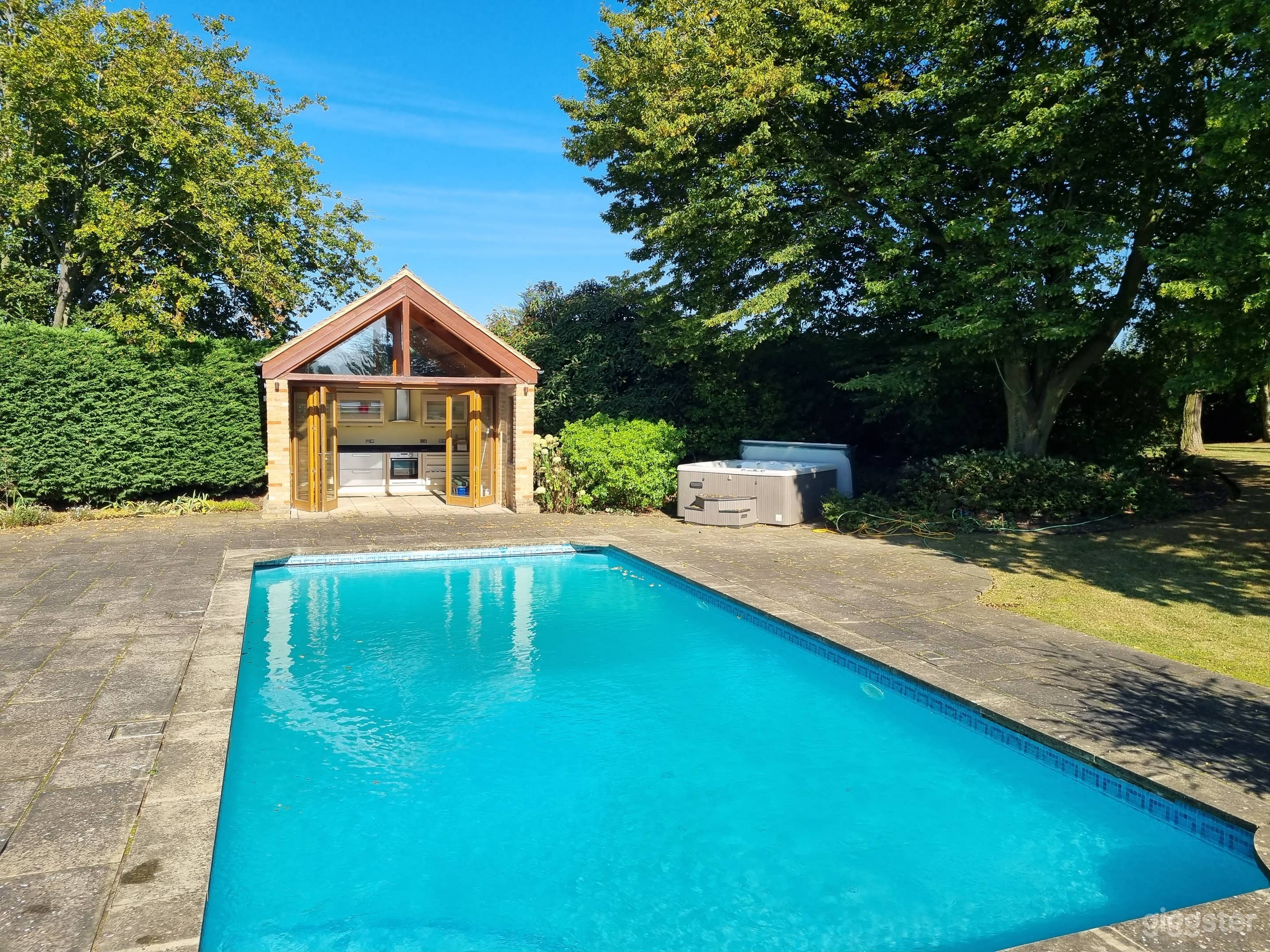 Outdoor pool, hot tub and pool house Photo 3