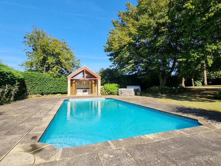  Outdoor pool, hot tub and pool house 