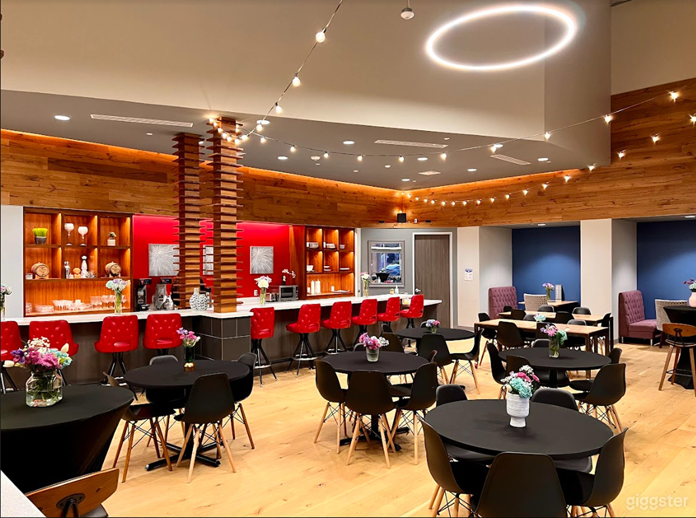 Spacious Lounge for 150 Photo 1