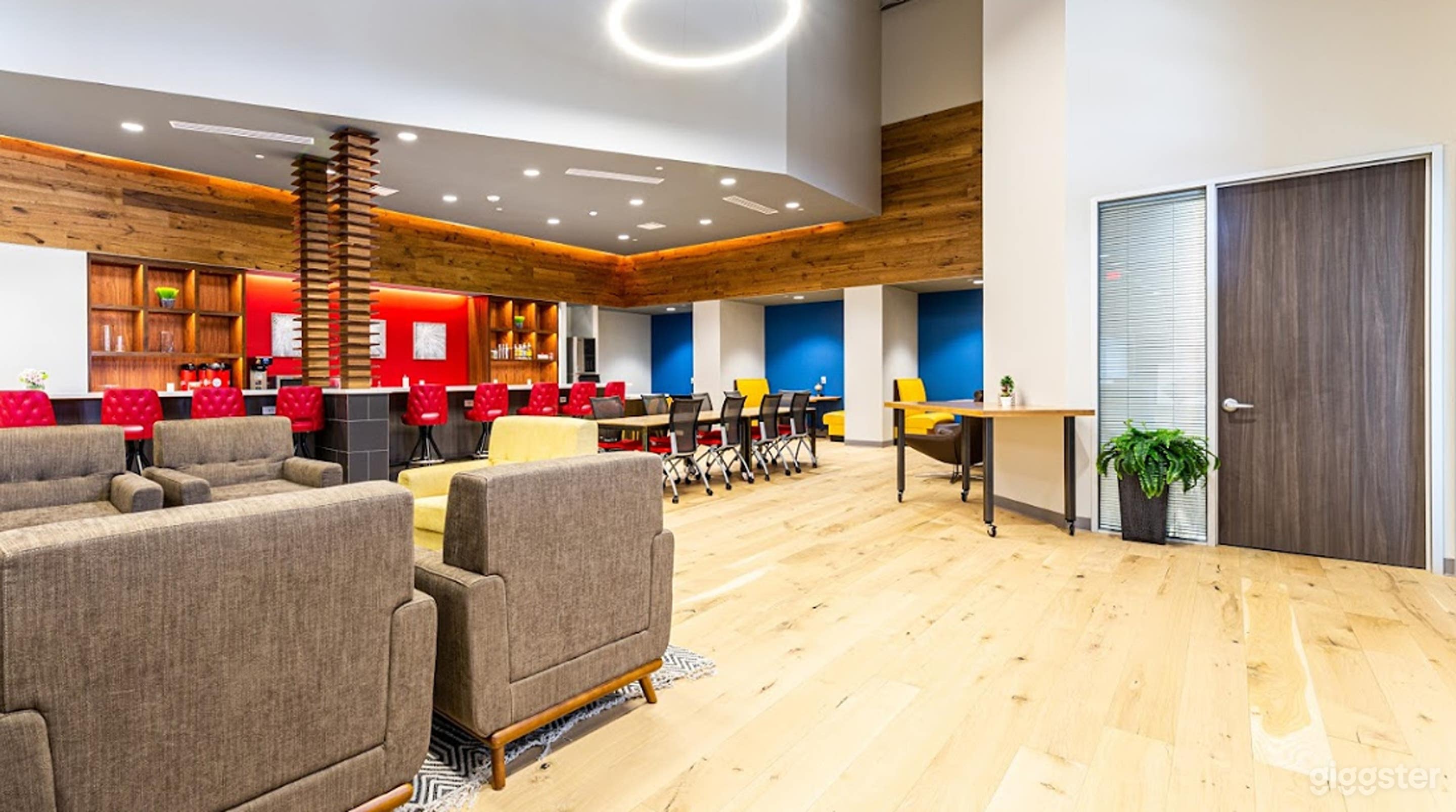 Spacious Lounge for 150 Photo 2