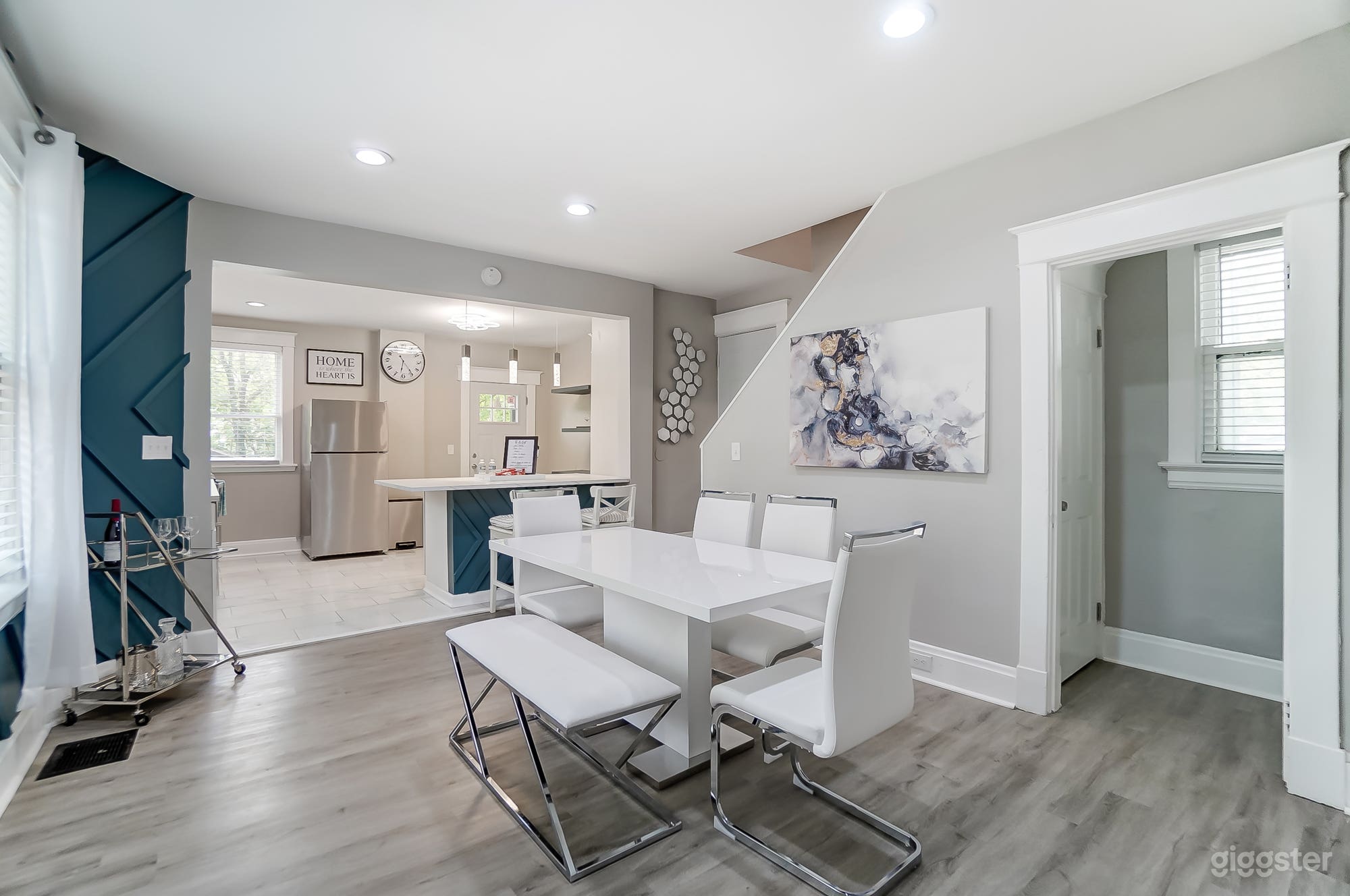 Modern Entertainment home  Photo 2