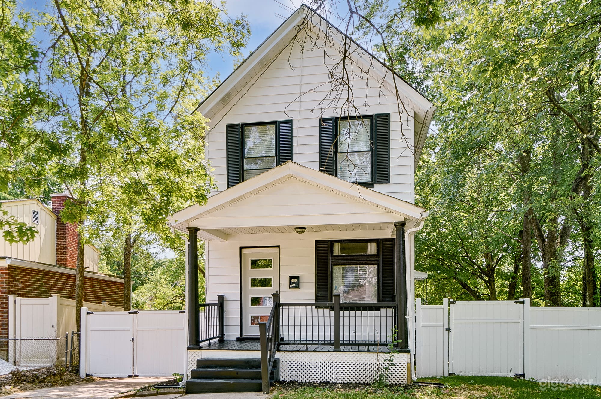 Modern Entertainment home  Photo 1