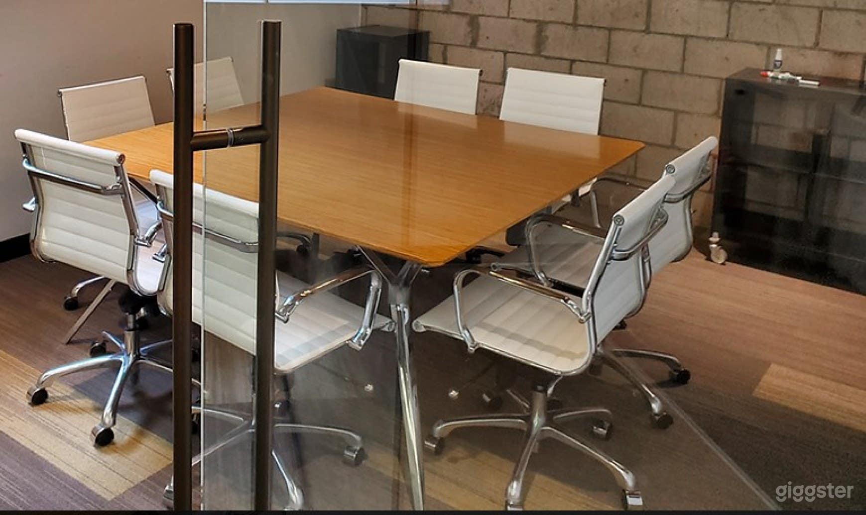 Intimate Meeting Space for Up to 8 Guests Photo 4